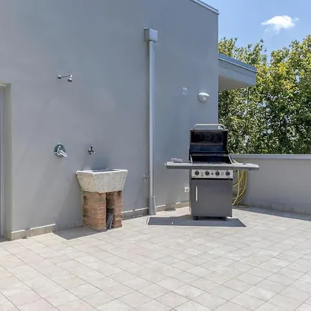 Over The Sky Of The Motor Valley - Luxury Penthouse דירה מודנה