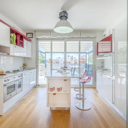 Over The Sky Of The Motor Valley - Luxury Penthouse דירה מודנה