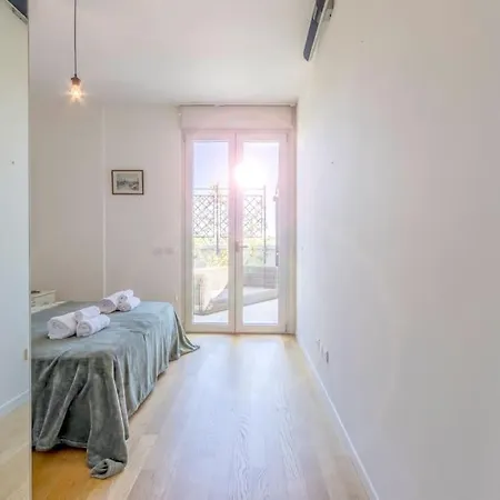 Over The Sky Of The Motor Valley - Luxury Penthouse דירה מודנה