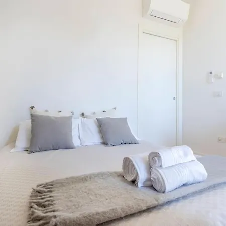 Over The Sky Of The Motor Valley - Luxury Penthouse דירה מודנה