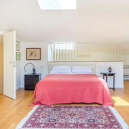 Over The Sky Of The Motor Valley - Luxury Penthouse מודנה