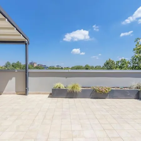 Over The Sky Of The Motor Valley - Luxury Penthouse דירה *
