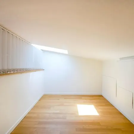 Over The Sky Of The Motor Valley - Luxury Penthouse דירה מודנה