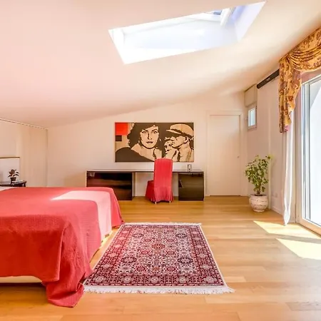 Lägenhet Over The Sky Of The Motor Valley - Luxury Penthouse